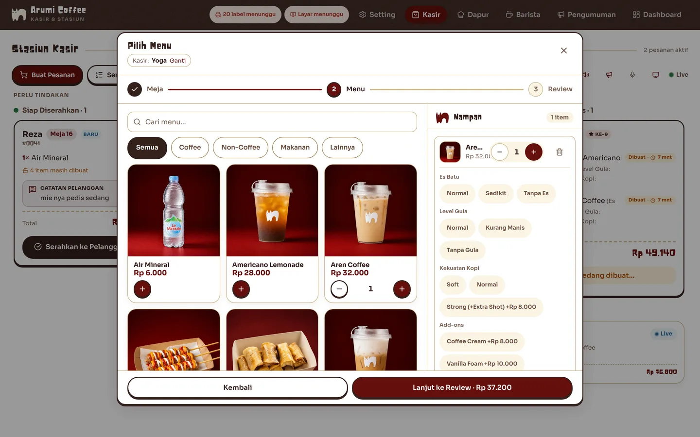 Layar pesanan kasir dengan foto menu, pilihan varian, dan nampan pesanan